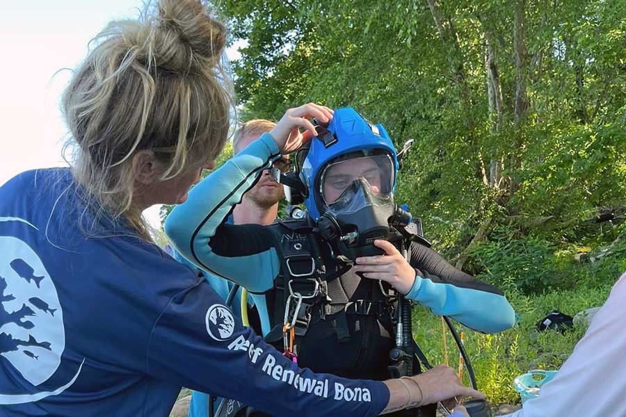 NRES students preparing for a dive