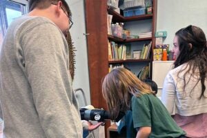 Physics student groups help local elementary students discover physics